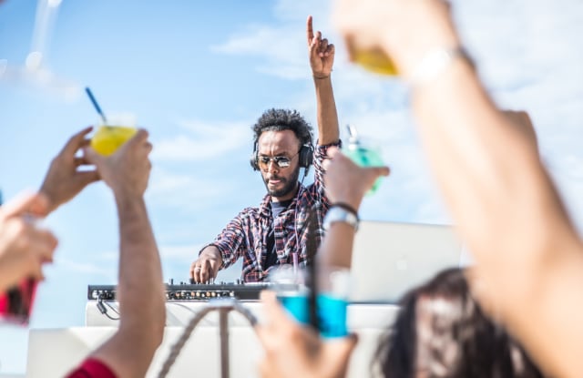 Ilustrasi DJ memainkan lagu di Ibiza Foto: Shutter Stock