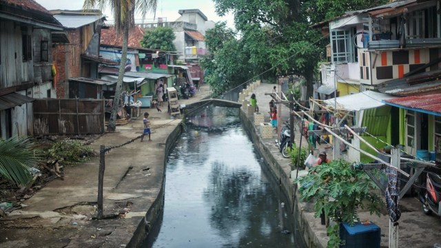 Kondisi aliran Sungai Tawar di Kelurahan 29 Ilir Palembang. (foto: Ary Priyanto/Urban Id)