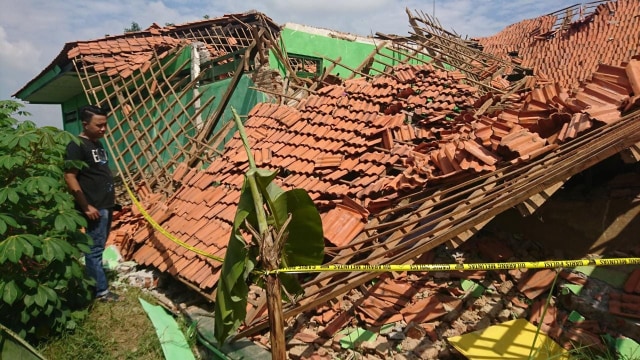 Atap dua ruang kelas di SDN Samaran 2 hancur pascaambruk pada Jumat (17/1) pagi kemarin. Lokasi ambruk sudah terpasang garis polisi. (Ryan/MM).