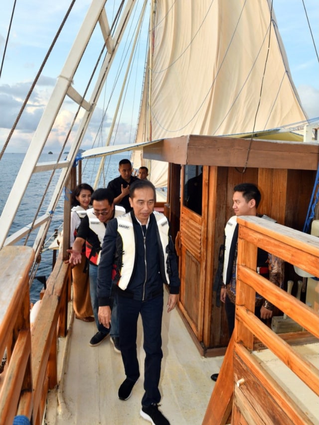 Presiden Joko Widodo saat berlayar menaiki kapal penisi di Labuan Bajo. Foto: Dok. Agus Suparto 