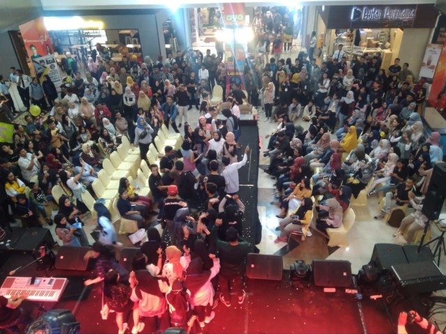 Ratusan orang memadati Asia Festival My Gift 2.6 di Mall Dinoyo City, Malang, Minggu (19/1). Foto: khusnul hasana