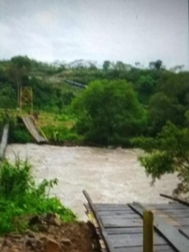Jembatan putus diterjang banjir bandang di wilayah Desa Manau Sembilan II, Kecamatan Padang Guci Hulu, Kabupaten Kaur, Bengkulu, Minggu (19/1). Foto: Dok. BNPPB 
