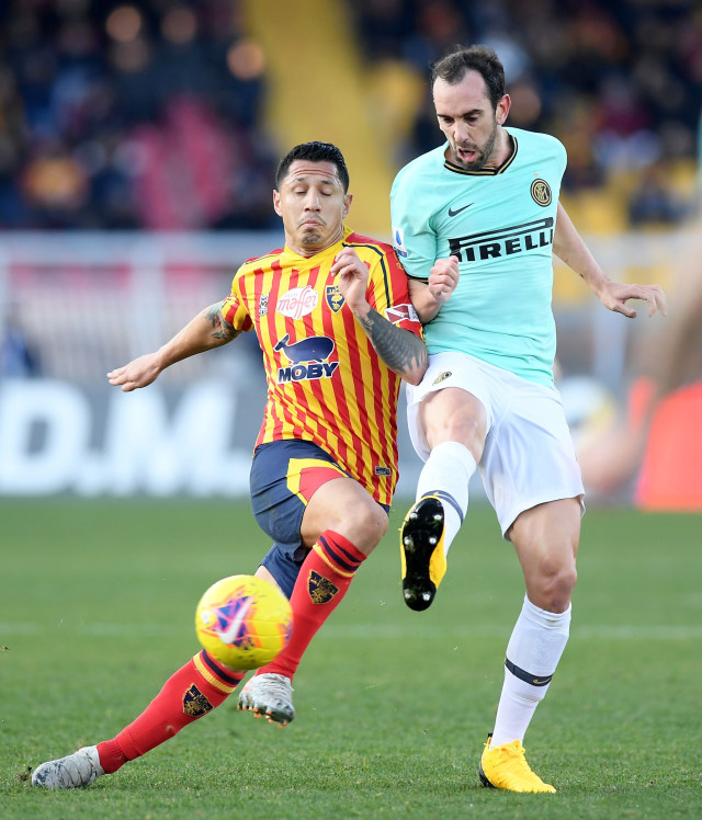 Pemain Inter Milan Diego Godin berebut bola dengan pemain Lecce pada lanjutan Seri A di Stadio Via del Mare, Lecce, Italia. Foto: REUTERS/Alberto Lingria