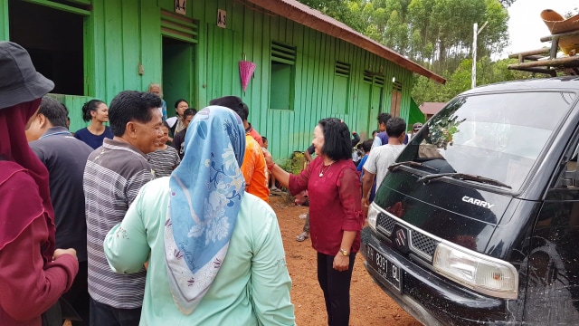 Warga dayak Desa Riam melumai baju Camat Arut Utara M. Ikhsan. Joko Hardyono/InfoPBUN