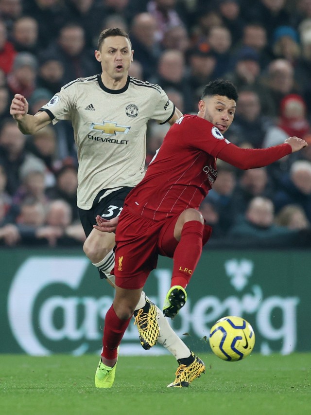 Pemain Liverpool  Alex Oxlade-Chamberlain berebut bola dengan  Manchester United Nemanja Matic pada lanjutan Premier League di Anfield, Liverpool, Inggris. Foto: REUTERS/ Carl Recine