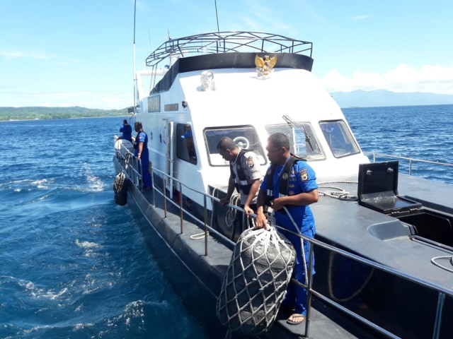 Personel Direktorat Polair Polda Maluku melakukan upaya pencarian terhadap kapal pengangkut avtur yang hilang di laut, (Foto: istimewa)