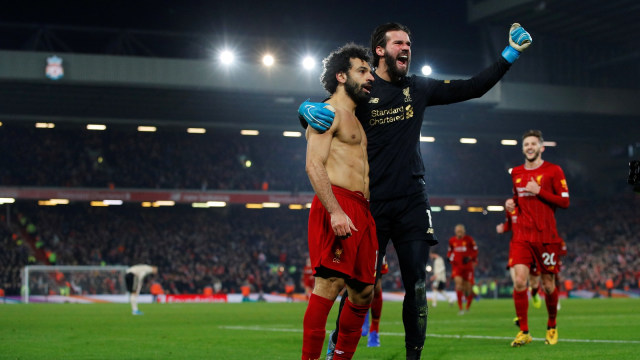 Pemain Liverpool, Mohamed Salah dan Alisson, sedang merayakan gol pada laga pekan ke-23 Liga Inggris. Foto: REUTERS/Phil Noble