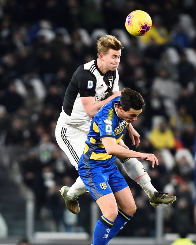 Pemain Juventus dan Parma berduel memperebutkan bola. Foto: REUTERS/Massimo Pinca