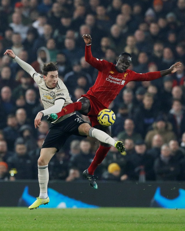 Pemain Liverpool dan Manchester United berduel. Foto: REUTERS/Phil Noble