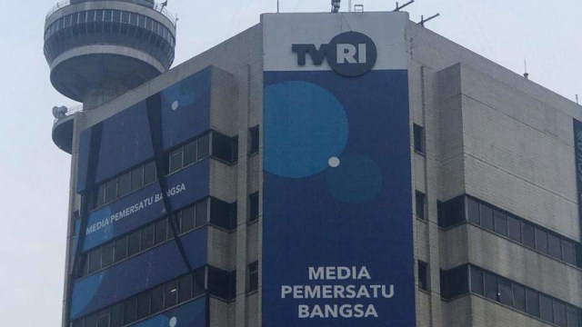Kain hitam bertuliskan #SAVE TVRI di kantor TVRI, Jakarta.  Foto: Dok. Istimewa
