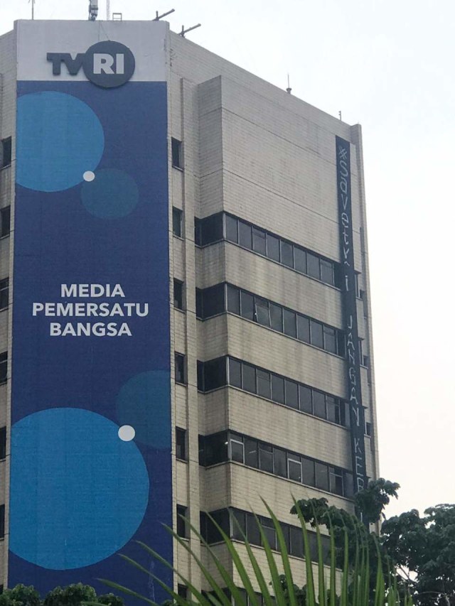 Kain hitam bertuliskan #SAVE TVRI di kantor TVRI, Jakarta.  Foto: Dok. Istimewa