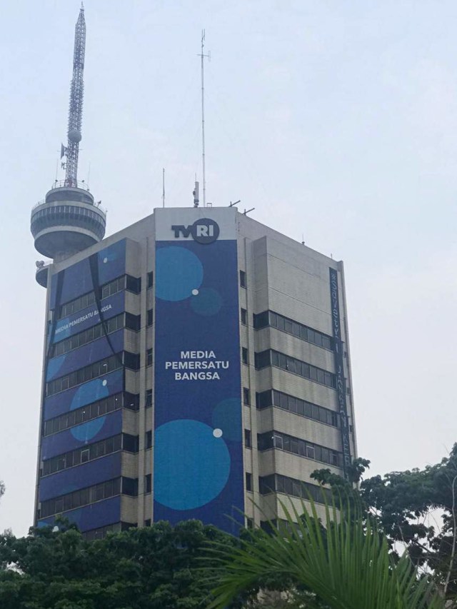 Kain hitam bertuliskan #SAVE TVRI di kantor TVRI, Jakarta. Foto: Dok. Istimewa