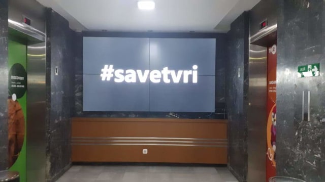 Tulisan #saveTVRI di kantor TVRI, Jakarta.  Foto: Dok. Istimewa