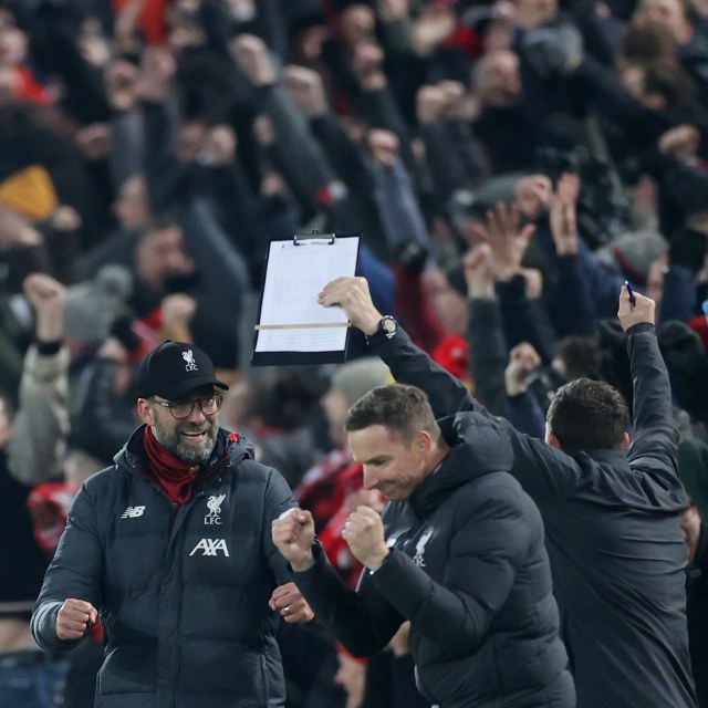 Tim pelatih Liverpool merayakan kemenangan atas United. Foto: REUTERS/Phil Noble