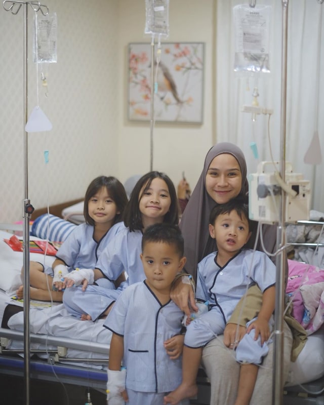 Zaskia Adya Mecca dan keempat anaknya saat sakit bersamaan. Foto: Instagram @zaskiadyamecca.