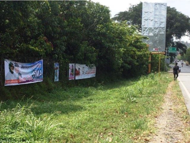 Deretan spanduk liar calon kepala daerah yang terpasang di kawasan Panbil, Batam. (Foto: Margaretha/batamnews)