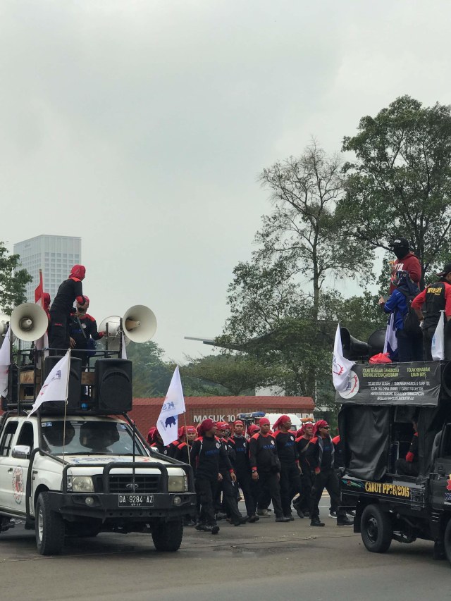 Aksi Demo Buruh di Depan Gedung DPR RI, Jakarta Pusat, Senin (20/1). Foto: Abdul Latif/kumparan