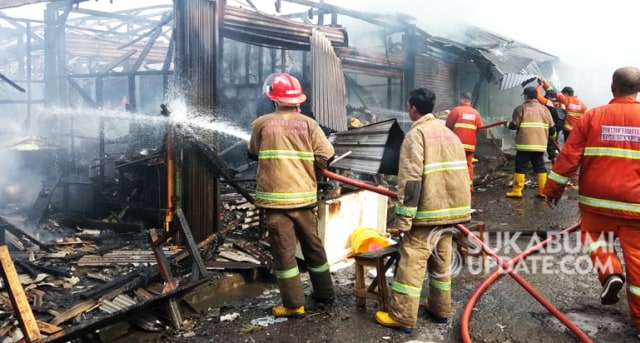 Petugas Damkar berusaha memadamkan api yang membakar pasar penampungan pedagang Pasar Pelita, Kelurahan Tipar, Kecamatan Citamiang, Kota Sukabumi, Senin (20/1/2020) pagi. | Sumber Foto:Andri Somantri