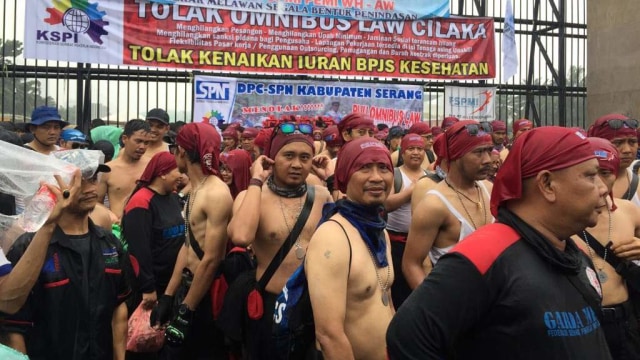 Massa buruh di depan Gedung DPR RI