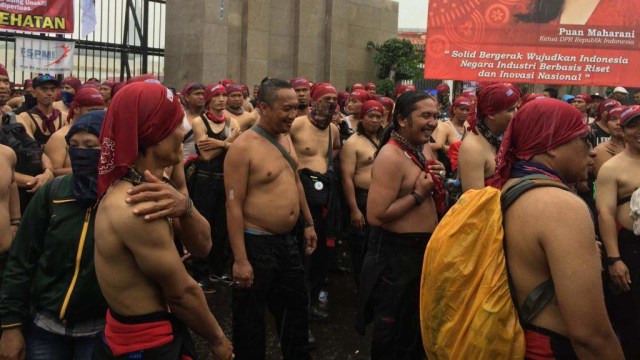 Massa buruh di depan Gedung DPR RI