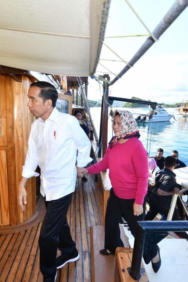 Jokowi ajak Ibu Negara Iriana berlayar ulang, menaiki kapal pinis di Labuan Bajo Foto: Dok. Agus Suparto