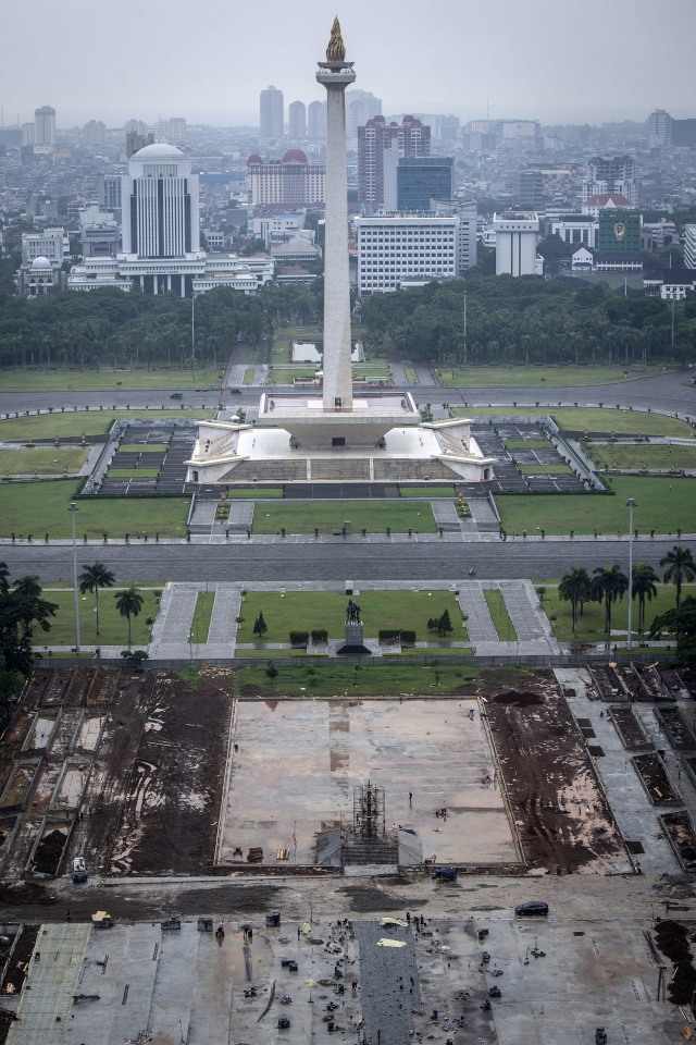 Suasana pembangunan Plaza Selatan Monumen Nasional (Monas) di Jakarta. Foto: ANTARA FOTO/Aprillio Akbar