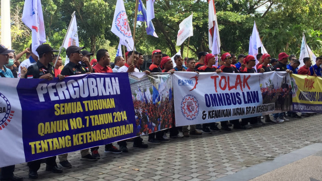 Aliansi Buruh Aceh (ABA) berunjuk rasa di depan gedung Dewan Perwakilan Rakyat Aceh, Senin (20/1).  Foto: Zuhri Noviandi/kumparan