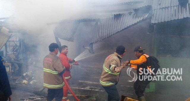 Petugas Damkar berusaha memadamkan api yang membakar pasar penampungan pedagang Pasar Pelita, Kelurahan Tipar, Kecamatan Citamiang, Kota Sukabumi, Senin (20/1/2020) pagi. | Sumber Foto:Istimewa