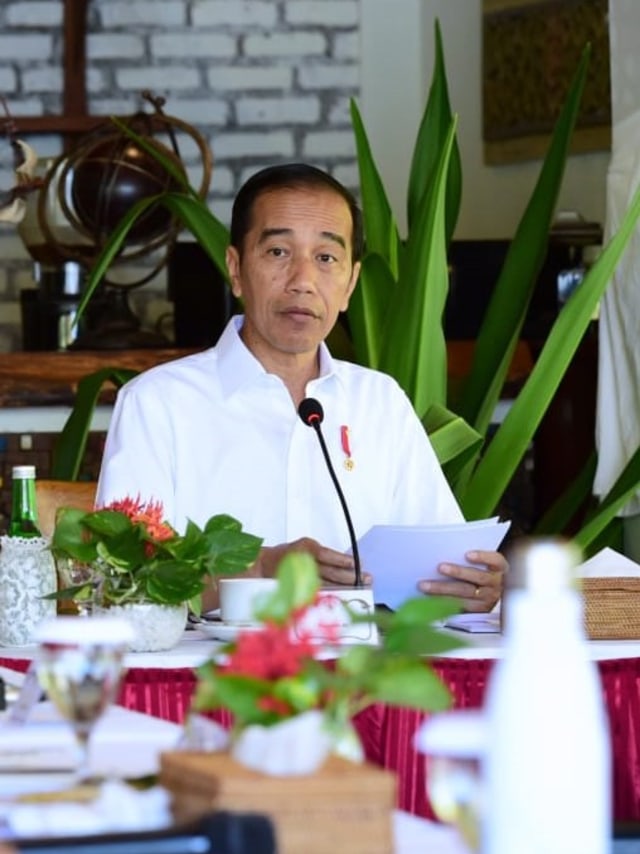 Presiden Joko Widodo menggelar rapat bersama sejumlah jajarannya untuk membahas pengembangan destinasi wisata Labuan Bajo. Foto: Dok. Lukas - Biro Pers Sekretariat Presiden