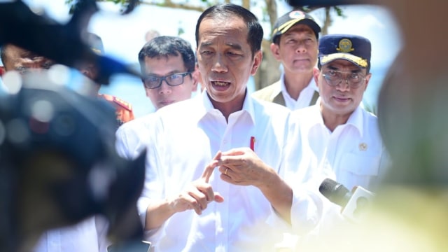 Presiden Joko Widodo memberikan keterangan pers di Labuan Bajo. Foto: Dok. Lukas - Biro Pers Sekretariat Presiden