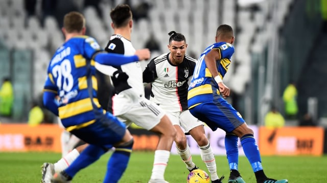 Pemain Juventus, Cristiano Ronaldo, membawa bola. Foto: REUTERS/Massimo Pinca