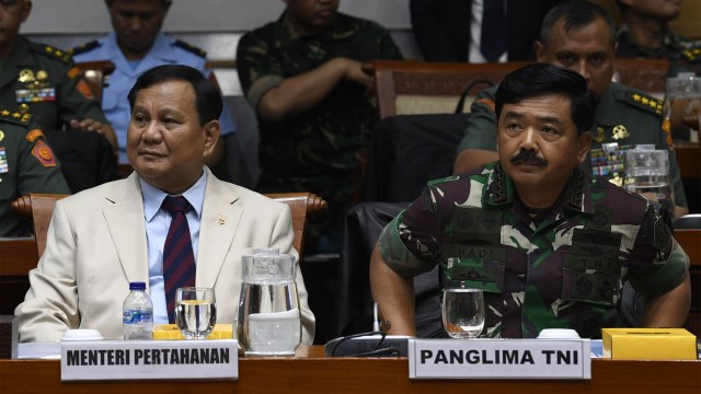 Menteri Pertahanan Prabowo Subianto (kiri) bersama Panglima TNI Marsekal Hadi Tjahjanto (kanan) mengikuti rapat kerja bersama Komisi I DPR. Foto: ANTARA FOTO/Puspa Perwitasari