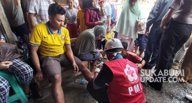 Anggota PMI Kota Sukabumi memberikan pertolongan kepada pedagang yang mengalami luka bakar akibat kebakaran di pasar penampungan pedagang Pasar Pelita, Senin (20/2/2020) pagi. | Sumber Foto:PMI Kota Sukabumi