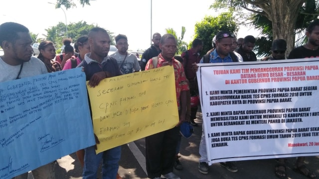 Para pencaker di Manokwari demo ke Kantor Gubernur Papua Barat, foto : Edy Musahidin