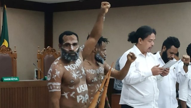 Sidang eksepsi pernyataan makar pengibaran bendera Kejora di Pengadilan Negeri Jakarta Pusat, Senin (6/1).
 Foto: Aprilandika Pratama/kumparan