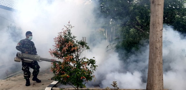 Anggota TNI melakukan fogging di lingkungan perkantoran dan asrama Korem 063/SGJ. (Juan)