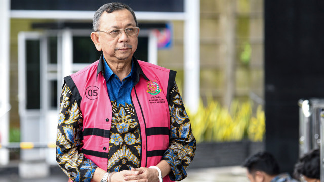 Eks Direktur Utama PT. Asuransi Jiwasraya Hendrisman Rahim tiba untuk menjalani pemeriksaan di gedung KPK, Jakarta, Senin (20/1).  Foto: ANTARA FOTO/M Risyal Hidayat 