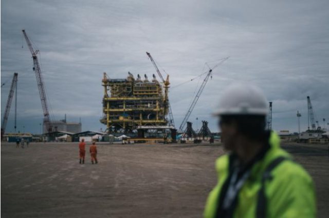 Anjungan minyak di fasilitas fabrikasi Internasional Mcdermott di Altamira, Meksiko. (Foto: Luis Antonio Rojas/Bloomberg)