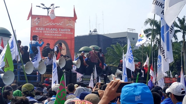 Massa buruh demonstrasi di depan Gedung DPR/ MPR RI, Senayan, Senin (20/1/2020). Foto: Andesta Herli Wijaya/ kumparan