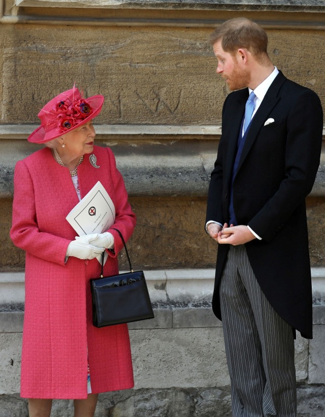 Pangeran Harry dan Ratu Elizabeth II meninggalkan Kapel St George di Kastil Windsor, Windsor, sebelah barat London, pada 18 Mei 2019. Foto: AFP/Steve Parsons/POOL