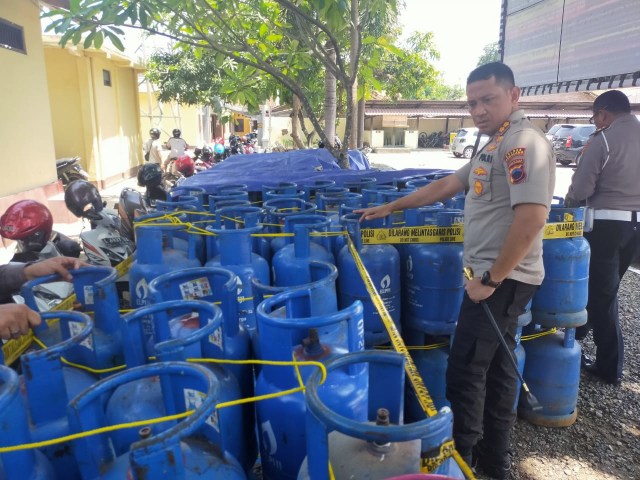 Tabung Gas Elpiji 12 Kg menjadi barang bukti kasus pengoplosan di Pemalang. (foto: Syaifullah) 