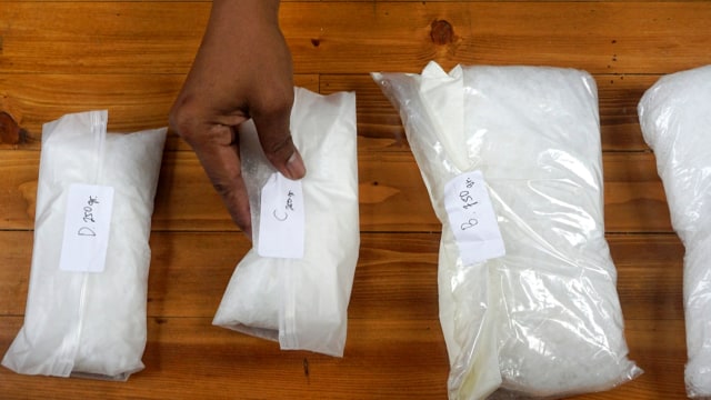 Barang bukti shabu 2.024 gram dihadirkan saat rilis di Ditresnarkoba Polda Metro Jaya, Jakarta, Senin (20/1/2020). Foto: Nugroho Sejati/kumparan