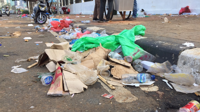 Sampah Berserakan, Demo Buruh