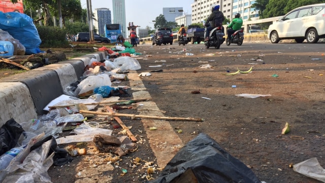 Sampah Berserakan, Demo Buruh