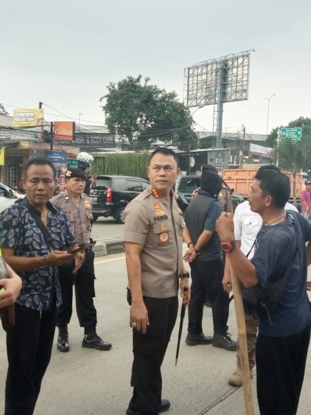 Kapolresta Bogor Kota Kombes Pol Hendri Fiuser (tengah) meninjau Jalan Yasmin, Bogor, usai bentrok ormas. Foto: kumparan 