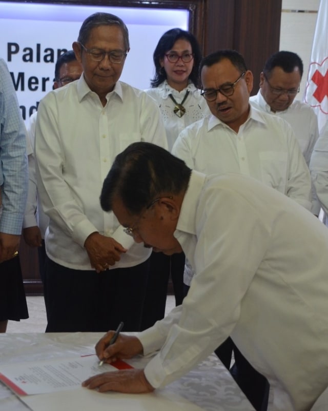 Jusuf Kalla melantik pengurus PMI masa bakti 2019-2024. Foto: Dok. Istimewa
