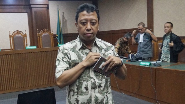 Terdakwa kasus suap jual beli jabatan di lingkungan Kementerian Agama Romahurmuziy usai menjalani sidang vonis di Pengadilan Tipikor Jakarta Pusat.  Foto: Fanny Kusumawardhani/kumparan 