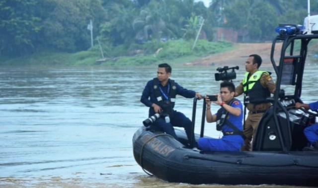 Jajaran Pemprov Jambi saat meninjau debit air Sungai Batanghari dengan menggunakan perahu motor. Foto: Humas Pemprov Jambi