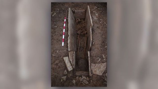 Peti jenazah terbuat dari batu dengan panci masak berasal dari akhir abad keempat Masehi.  Foto: Wessex Archaeology