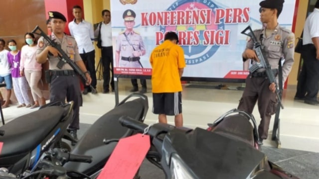 Pencuri motor yang mengaku anggota BNN bersama tiga unit sepeda motor diamankan dan diperlihatkan Polisi dalam jumpa pers di Mapolres Sigi, Senin (20/1).  Foto: ANTARA/Sulapto Sali